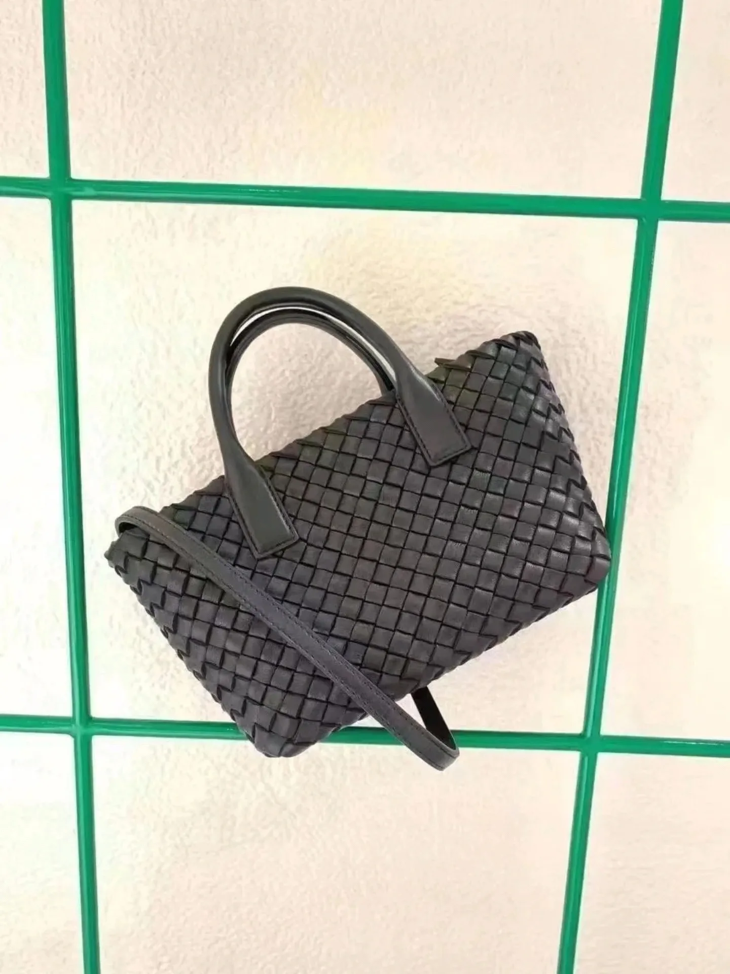 The vegetable basket has a long shoulder strap - commuting and fashionable. Black ready-made la